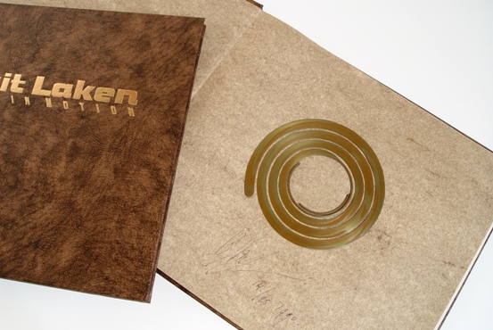 11 Catalogue hardcover with brooch 1990. ���Birgit Laken, metal in motion���, works in mokume gane, 25x23cm