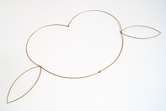 16a. Halsschmuck H��rendes Herz Basisstand 1998 Gold 21x47cm Mu.Mod.Kunst Arnhem