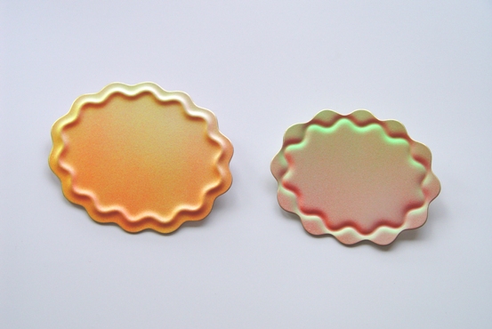 ���Summerland��� brooches 2003. bronze, acrylic paint, 8,5x6,8cm and 7,5x6,2 cm, � 145,-